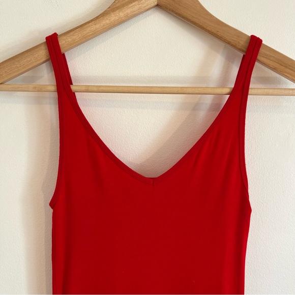 Red v/neck tank top - Picture 2 of 6